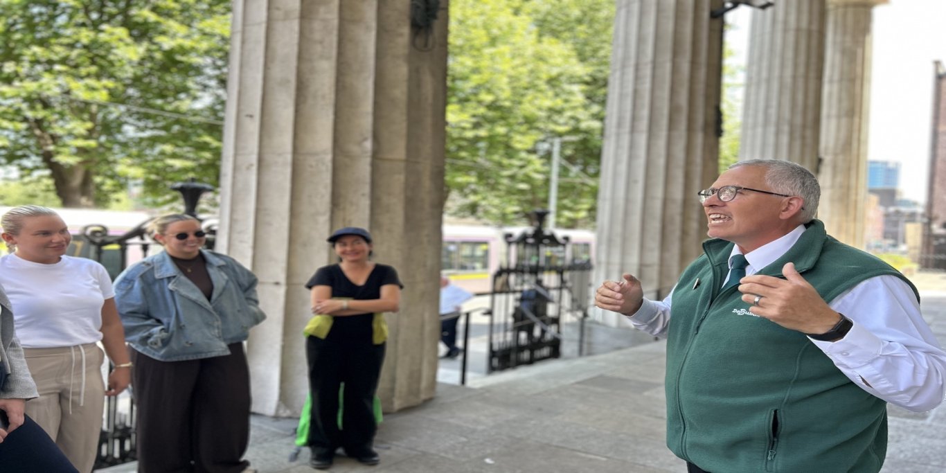 DoDublin Walking Tour dodublin guide leading walking tour